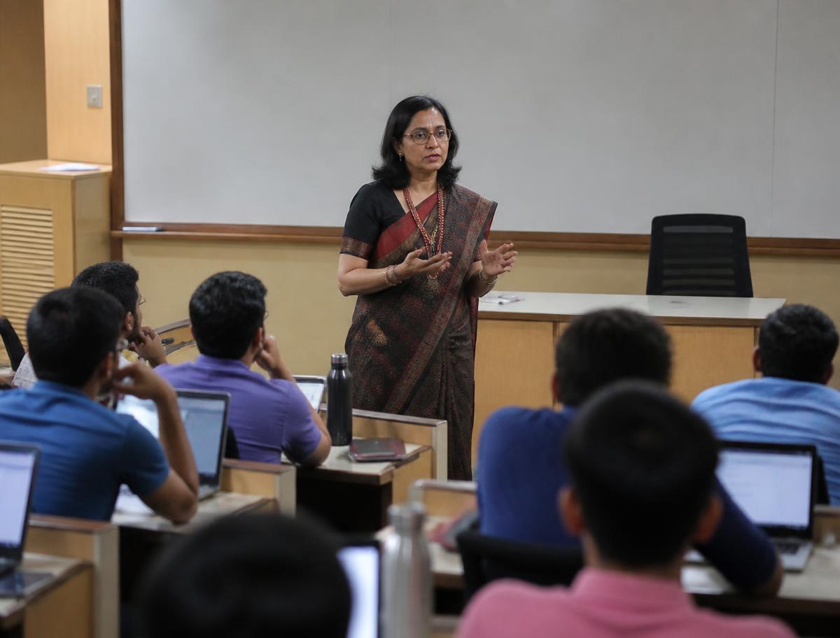 Dr. Sweety Gupta Chhabria teaching a postgraduate finance and management session in a business school seminar room